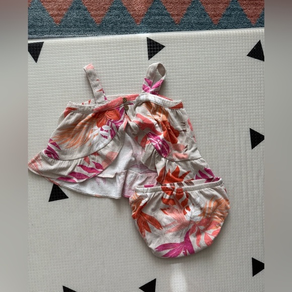 Carter's|Baby girl two piece floral matching set-bloomers & open back tank•••12M - Picture 3 of 5